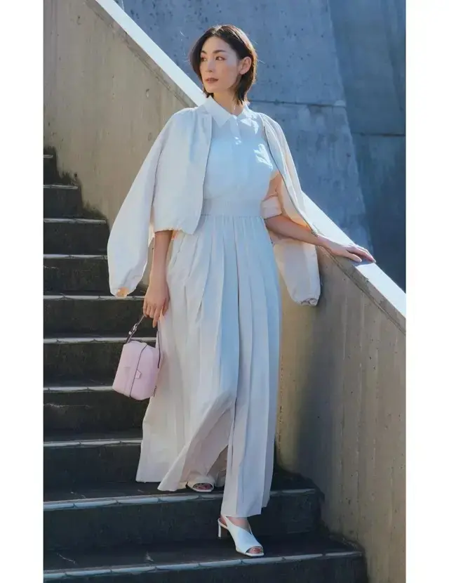 軽やかな丈短フォルムが描くクリーンな女らしさの新しいかたち