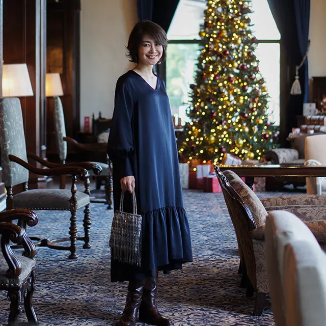 光沢感のあるサテン素材のワンピース