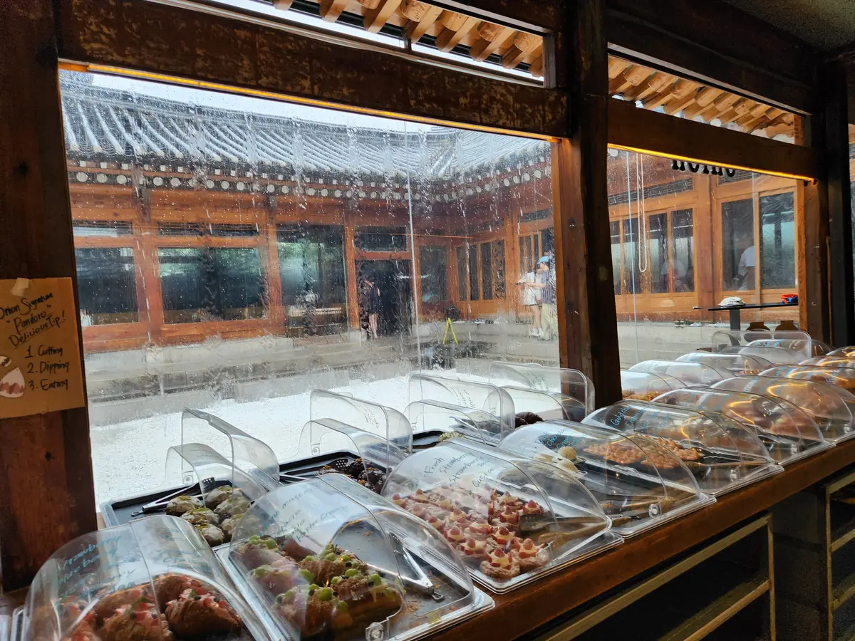 美味しそうなパンがずらりと並んでいます