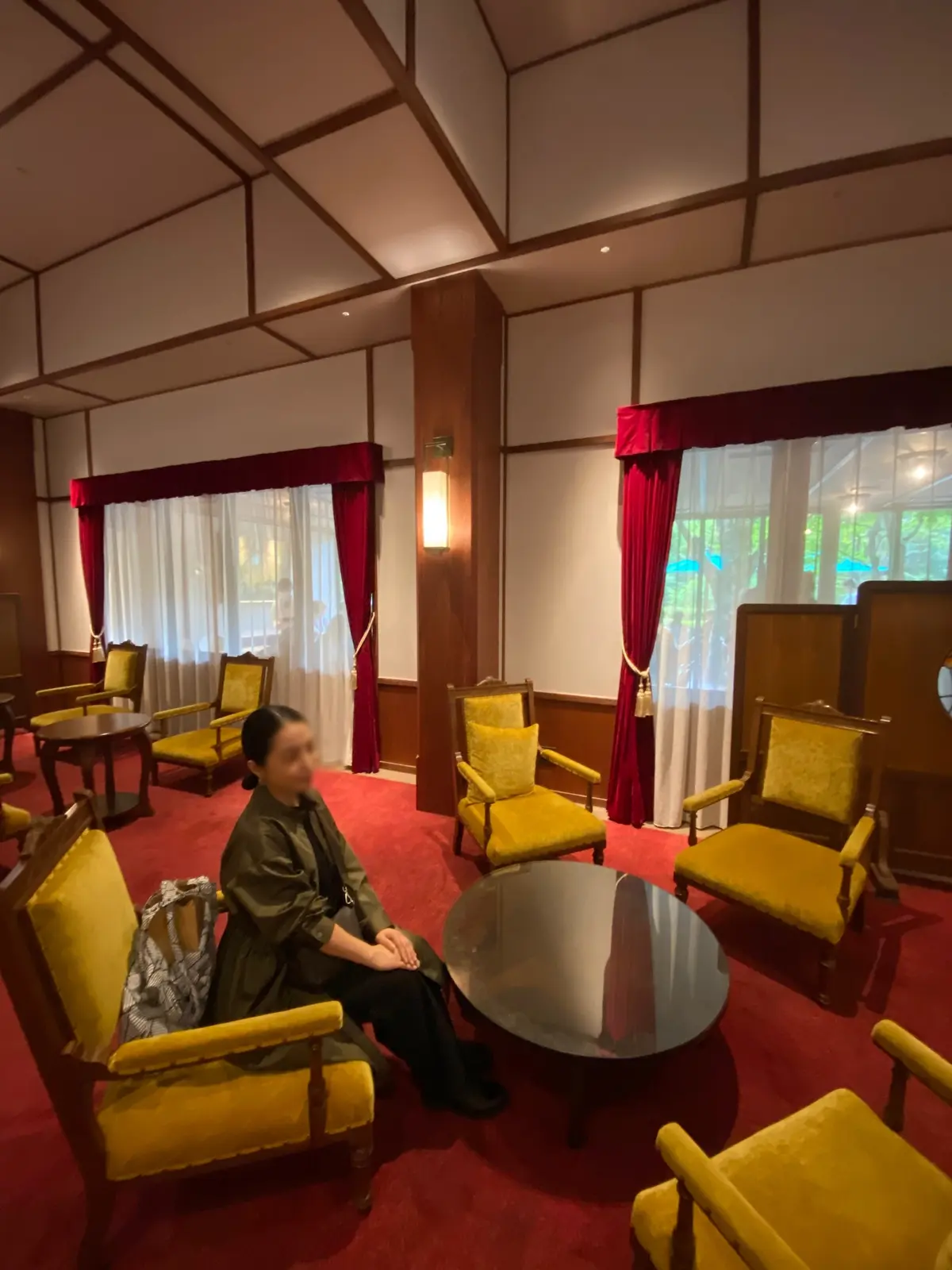 万平ホテルのクラシックなロビー。歴史を感じる赤絨毯と重厚なインテリア。