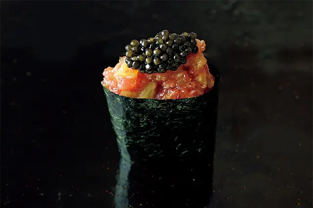 トロタクキャビア。トロの甘味とキャビアの塩気が溶け合い、美味！