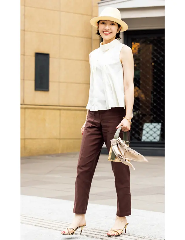 ボトムにだけ秋色を取り入れて。テラス席で友人とティータイム