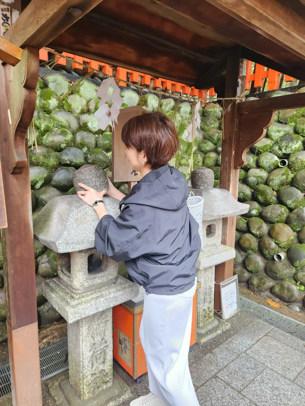 願いを唱えて石を持ちます。