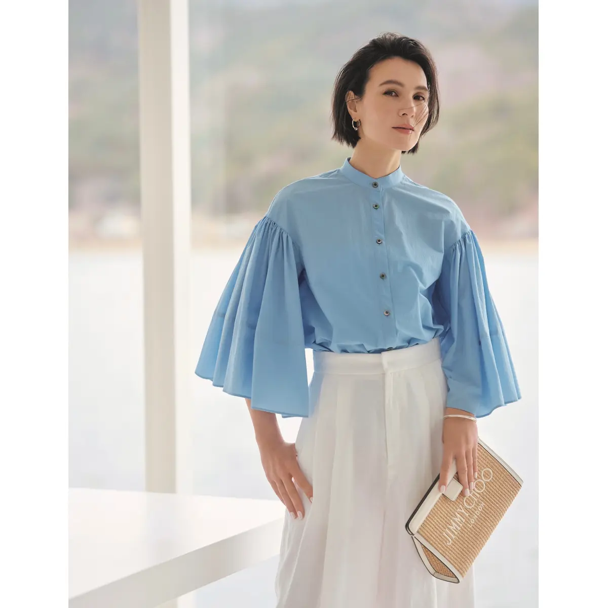 ブルーフレアスリーブシャツと白ワイドパンツのコーデ　モデル・ 田沢美亜