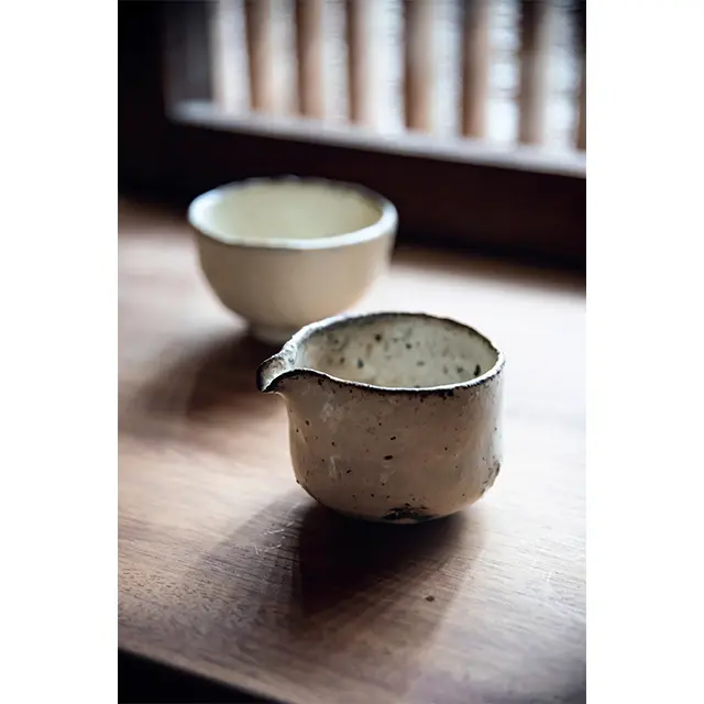 鶴野啓司さんの粉引片口￥8,800、粉引汲出￥7,700