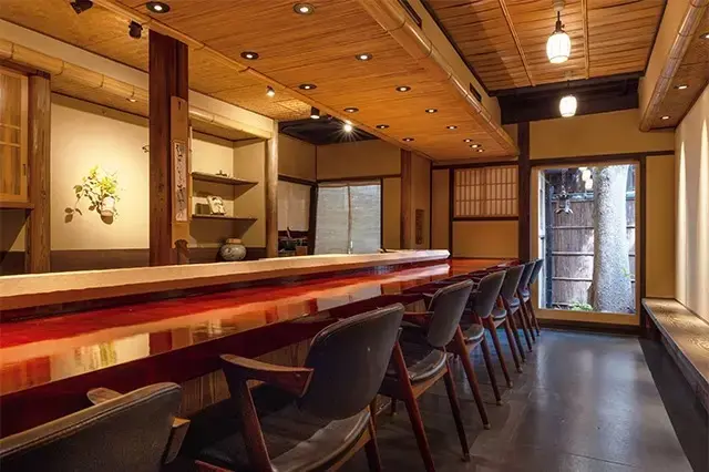 手入れの行き届いた植栽も美しい石畳の路地奥にひっそりたたずむ一軒家。