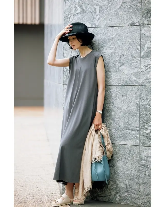 ハンサムな中折れハットがTシャツワンピースを大人仕様にクラスアップ
