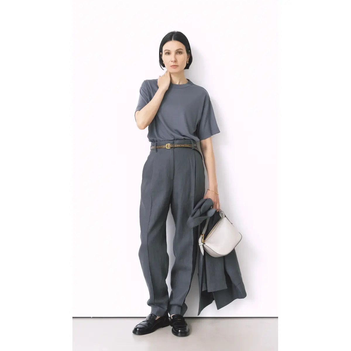 グレーTシャツとグレータックパンツのワントーンコーデ　モデル・田沢美亜