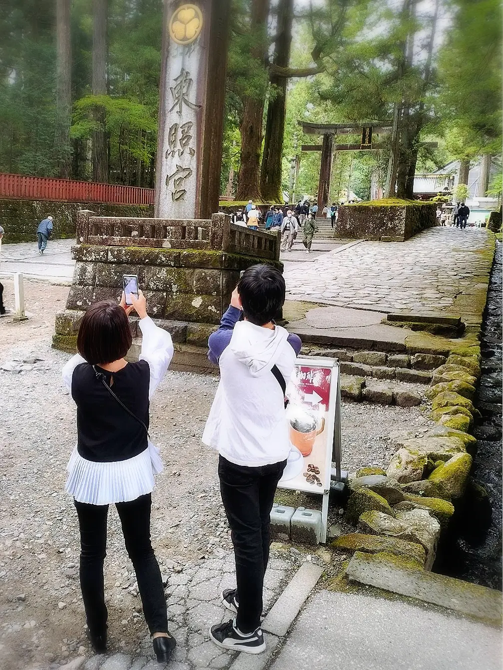 日光東照宮、40代ファッション、ユニクロのウルトラストレッチスキニーハイライズ、ザラのブラウス、黒スキニー、旅ファッション