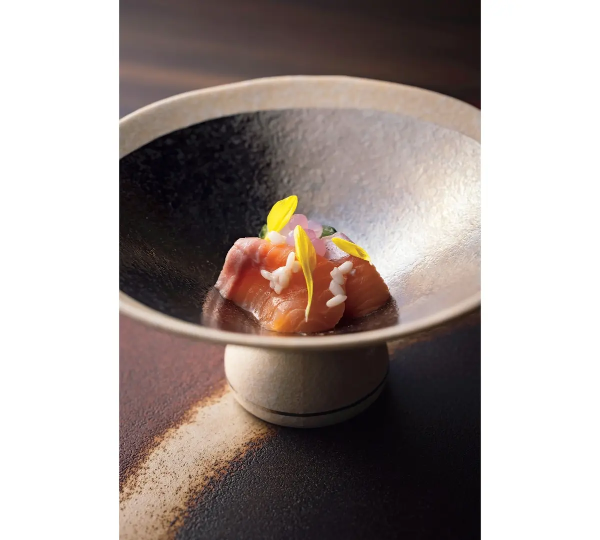 琵琶湖　大人のひとり旅　滋賀・彦根「蒼の湖邸 BIWAFRONT HIKONE」　夕食の先付「琵琶ますの塩麴漬け」