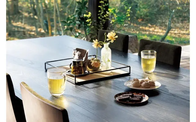 ガラス越しに心地よい自然光が入るダイニングで、ゆったりとお茶を。