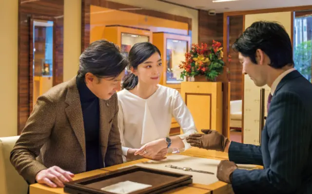 スタッフの丁寧な接客で優雅に時計を選んでいる夫婦