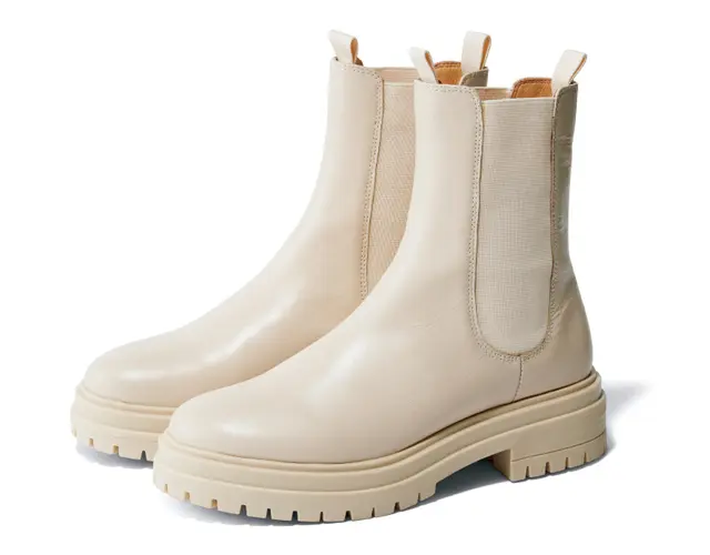 【Tony Bianco（トニービアンコ）】さわやかさ抜群のオフ白ブーツは、オールホワイトコーデの足もとに