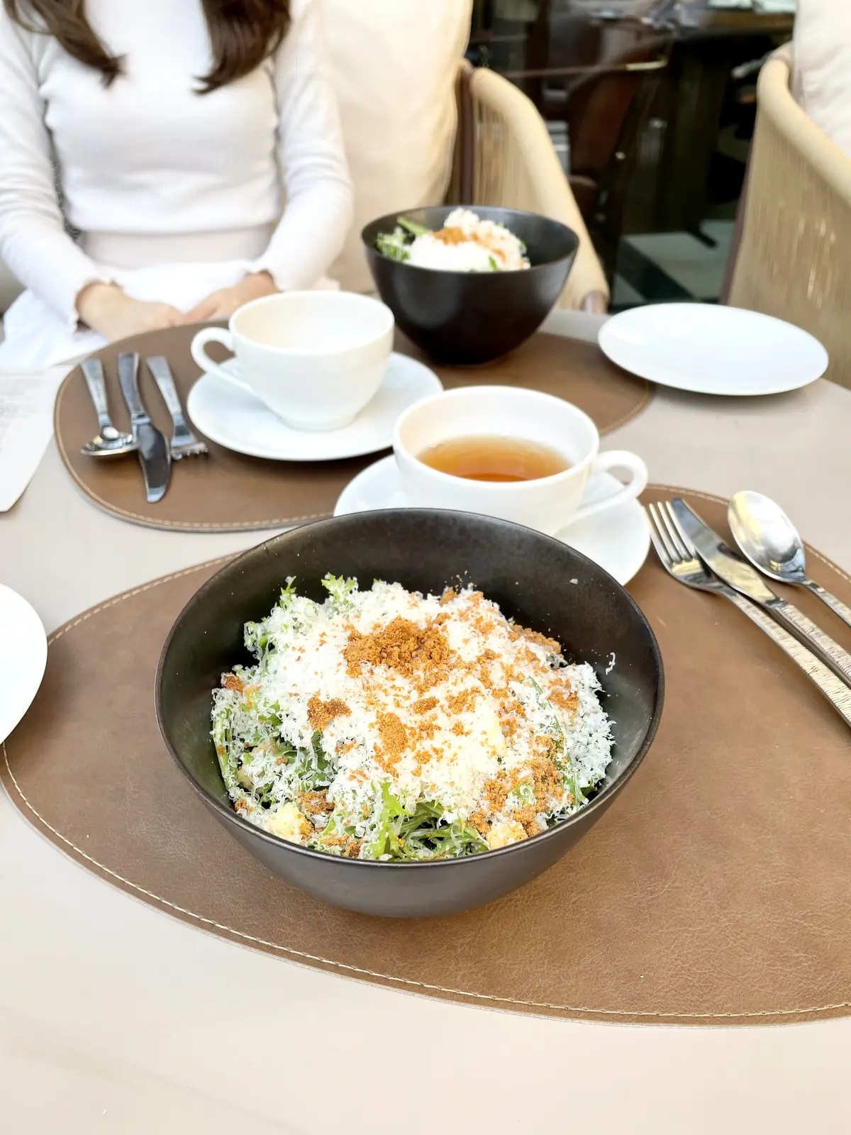 District – Brasserie, Bar, Lounge、キンプトン新宿東京、ディストリクト ブラッスリー・バー・ラウンジ、テラス、テラス席、ソファ、ソファ席、ランチ、アフタヌーンティー、いちごアフタヌーンティー、新宿、ホテル、白、白ニット、カシミヤ、カシミヤ100%、SDGS、ボブ、ミディアムヘア、春服、冬服、ヘアチェンジ、イメチェン、いちご、暖かい、柔らかい、Ｖネック、スタイルアップ、ゆるり感、さりげない、春コーデ、春服コーデ、冬コーデ、春ファッション、テーブル席、キレイめニット、いちご、ピンク、アフタヌーンティー、いちごアフタヌーンティー、ピンクアフタヌーンティー、ドリンクフリー、飲み放題、ドリンク飲み放題、紅茶、ハーブティー、カフェ、コーヒー、ミルクティー、ロイヤルミルクティー、煎茶、特上煎茶、特別感、ランチ、カフェ、可愛い、綺麗、美味しい、楽しい、嬉しい、爽やか、新鮮、可愛い、綺麗め、きれいめ、楽しい、嬉しい、幸せ、爽やか、気持ちいい、気持ちのいい空間、くつろぐ、ゆったり、プライベート感、特別感、貸し切り状態、新鮮、爽やか、穏やかな時間、寛ぐ、くつろぐ空間、くつろぐ席、ゆったり席、サラダ、チーズ、ふわふわ、ふわふわチーズ、ナッツ、雑穀米。シーザーサラダ。