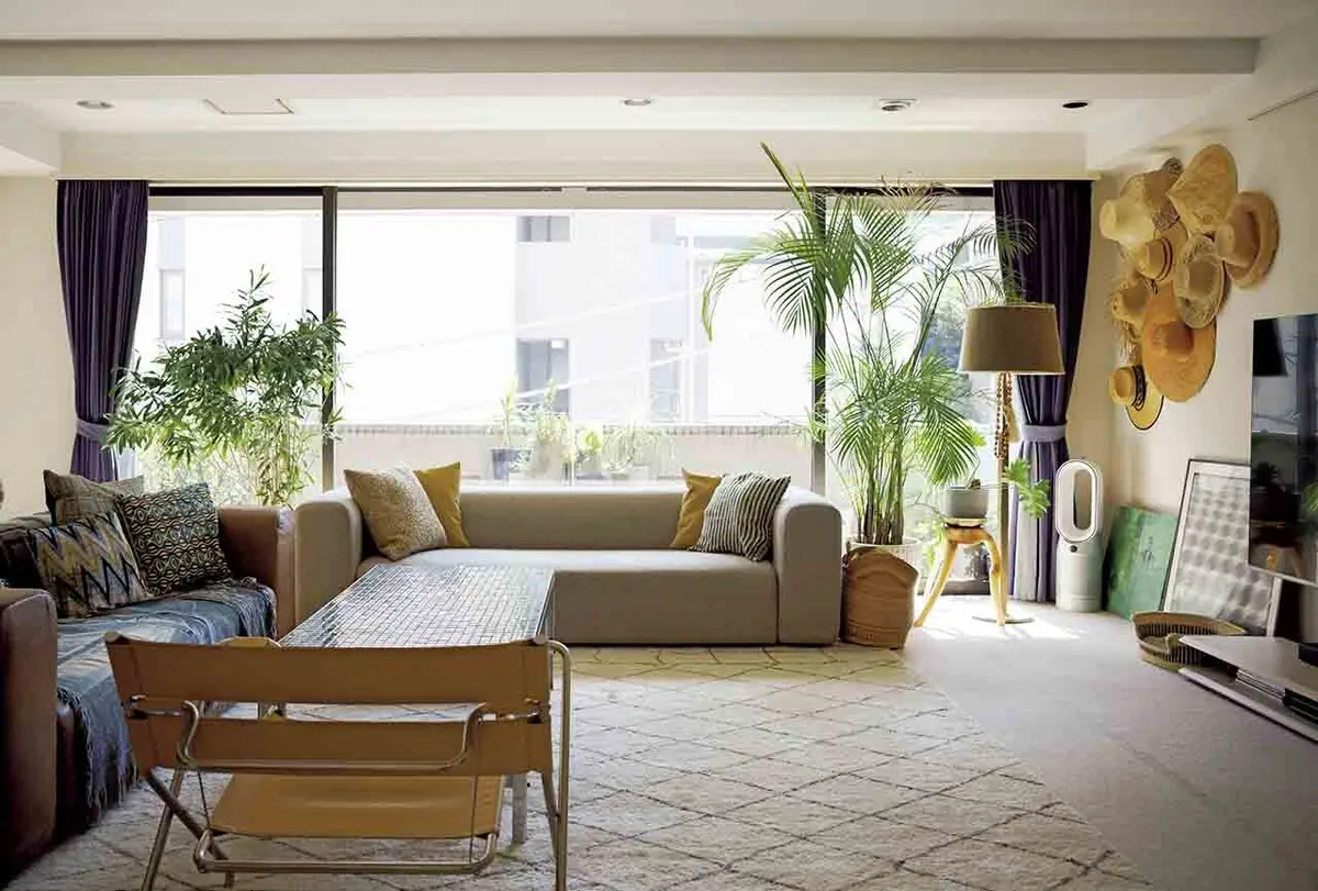 ❶リビングにあるもうひ とつのソファも、ハイク のオリジナル。こちらは ヘリンボーン柄の布張り。 壁には東南アジアやタヒ チから持ち帰った帽子を オブジェのように飾って いる