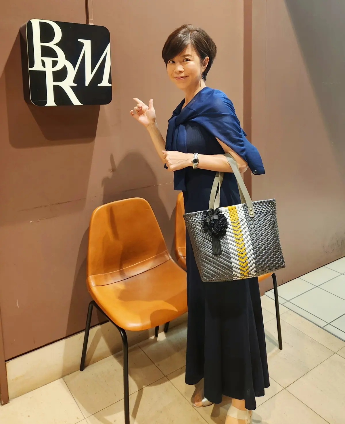 お店の前で。ワンピース:STYLE DELI カーディガン:Simplicity バッグ:CHEVERE 
