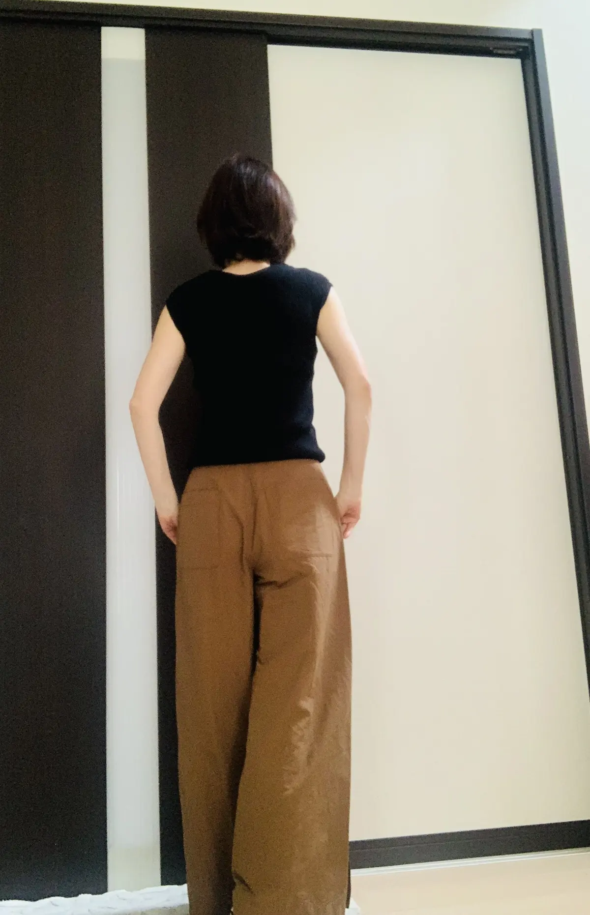 後ろから見たワイドパンツのシルエット