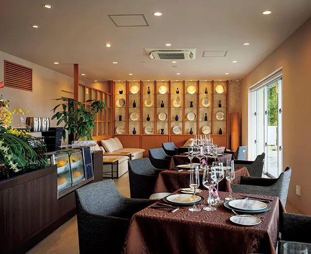 レストランでは、 夜は7 〜 12品のコース料理以外に も、厨房にある食材からできるもの は提供可