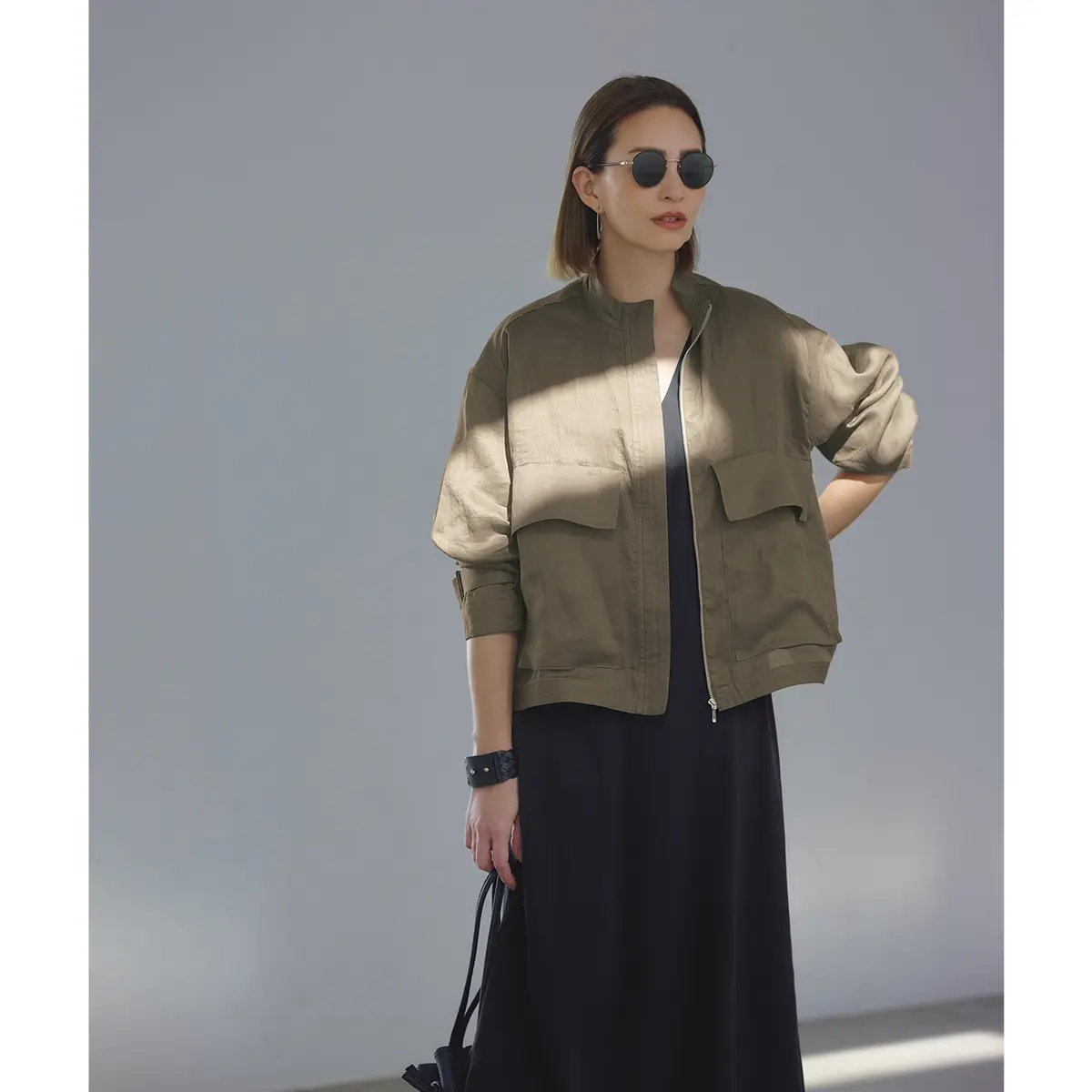 カーキブルゾンと黒ワンピースのコーデ　モデル・RINA