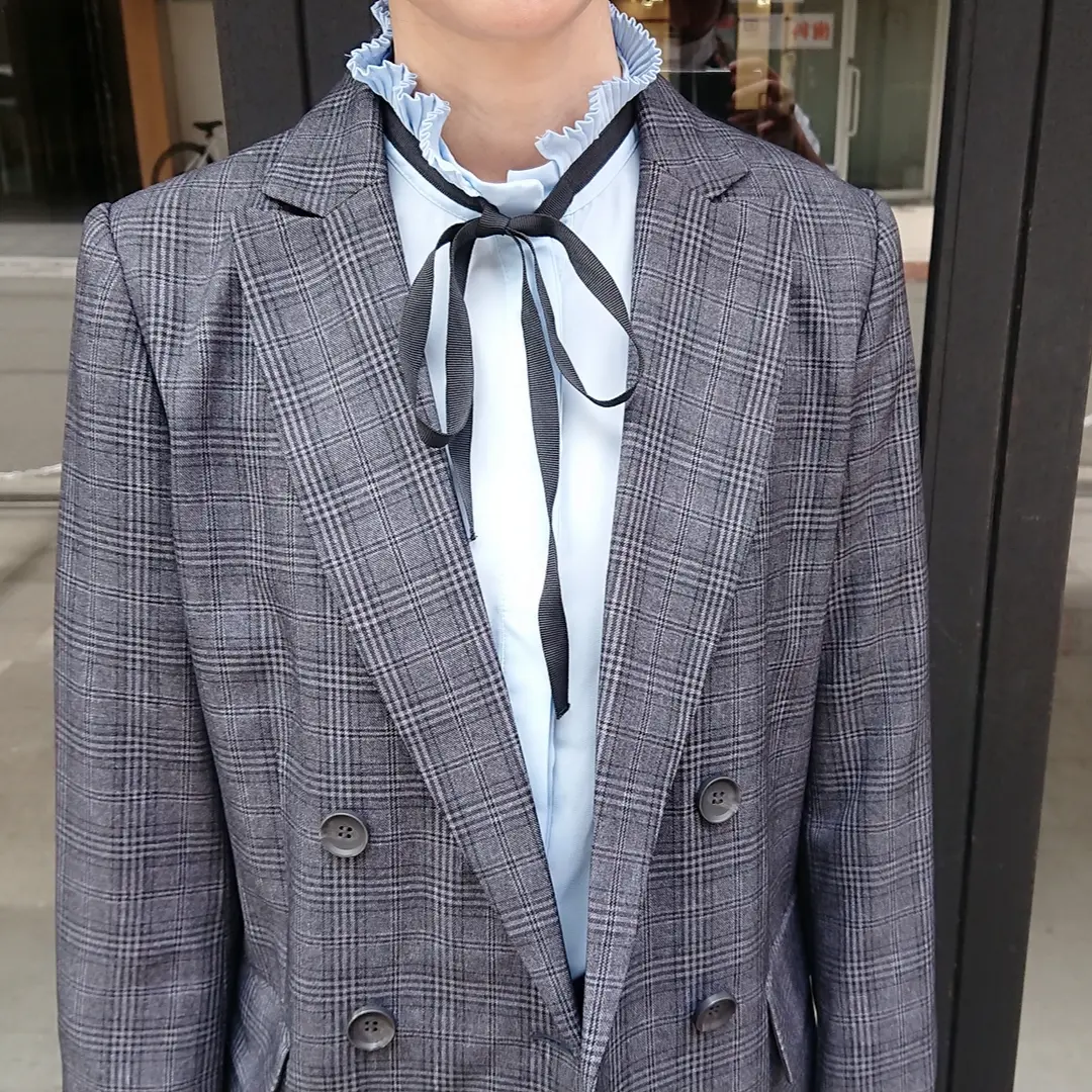 グレーチェックジャケット  ブルーハイネックブラウス