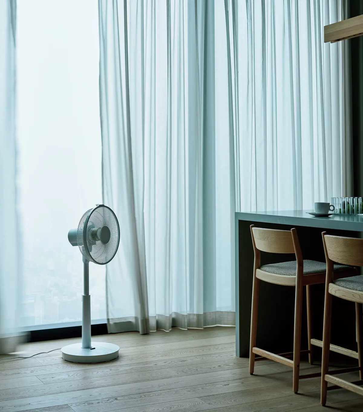 扇風機 F-C339C（オープン価格）／パナソニック　バースツール「N-BS01」各￥108,900／カリモク家具（カリモクケース）