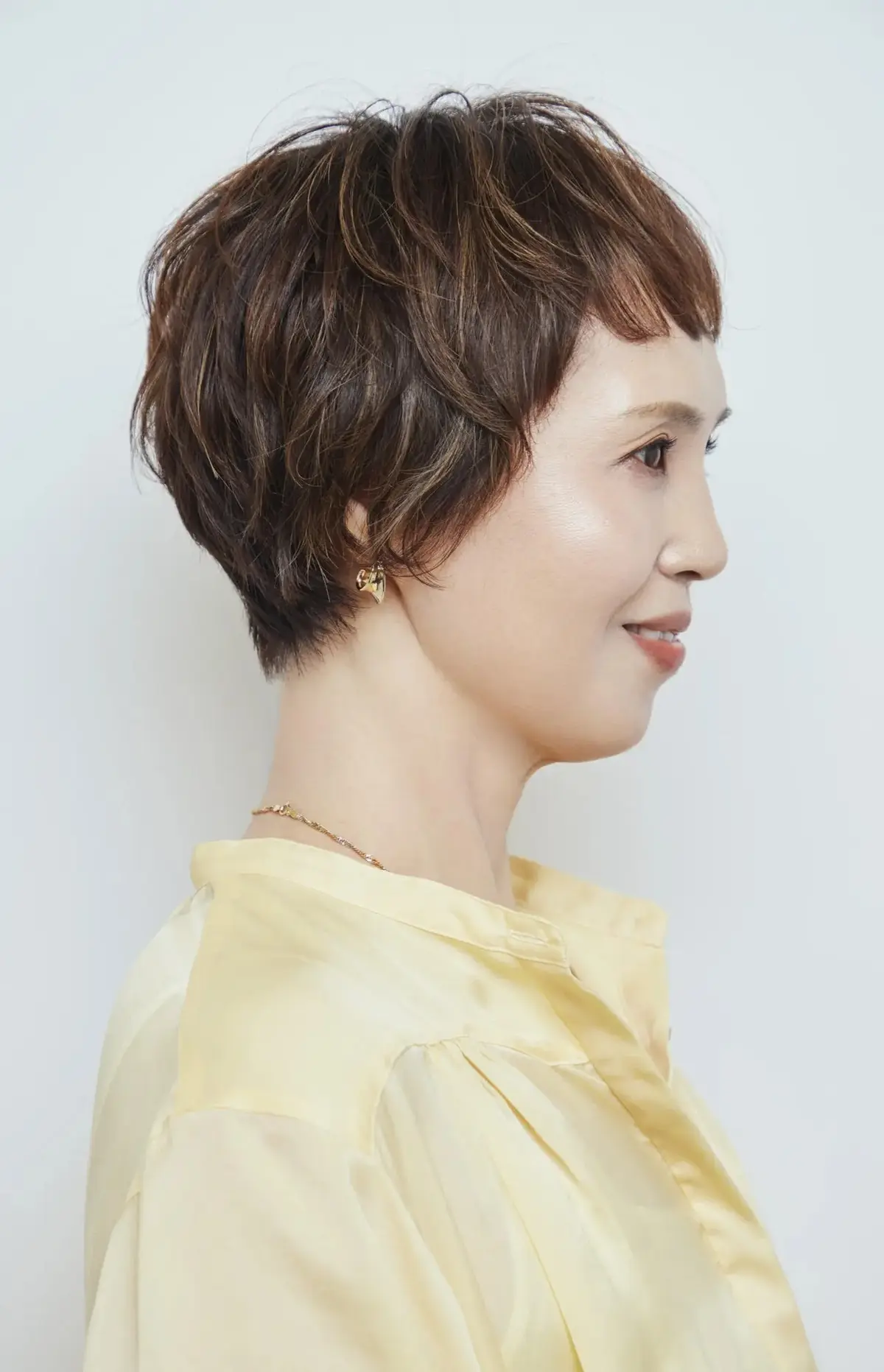 白髪ぼかしにも効果あり！ハイライトカラーで動きのあるマッシュショートに【50代髪型・ヘアスタイル】