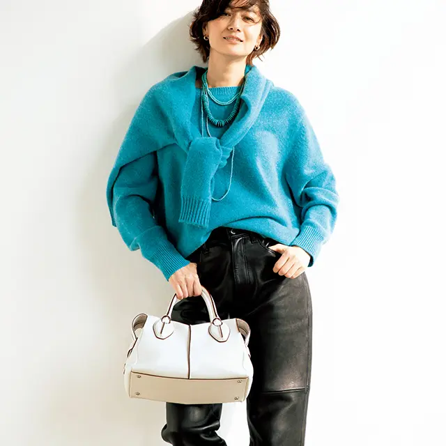 富岡佳子　シンプルニットを辛口に仕上げる「ターコイズ」カラー