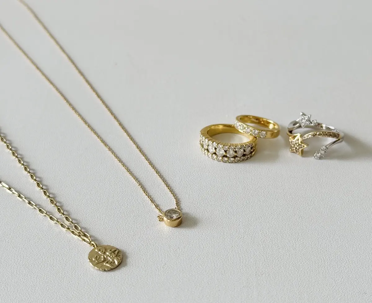 左から、マリハのコインネックレス、義母のエンゲージリングをリフォームしたもの、ウエダジュエラーのリング、個人オーダーしたピンキーリング、ノーブランドの18K&PT&ダイヤモンドリング