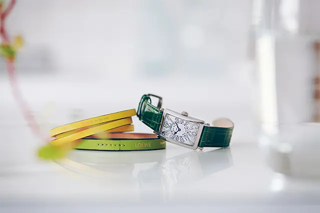 FRANCK MULLER（フランク ミュラー）　腕時計　レザーをビタミンカラーでそろえて、手もと映えをねらう