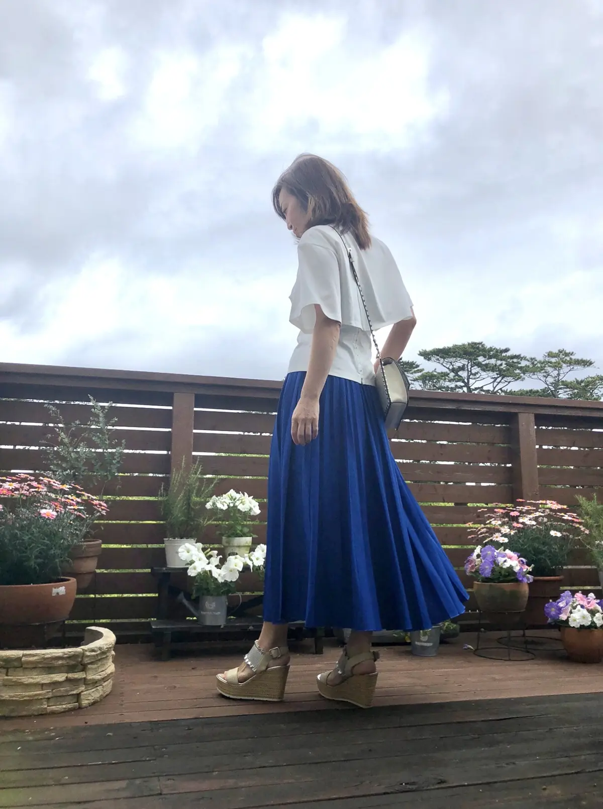 ドラマチックな『白ブラウス』とロイヤルブの画像_3