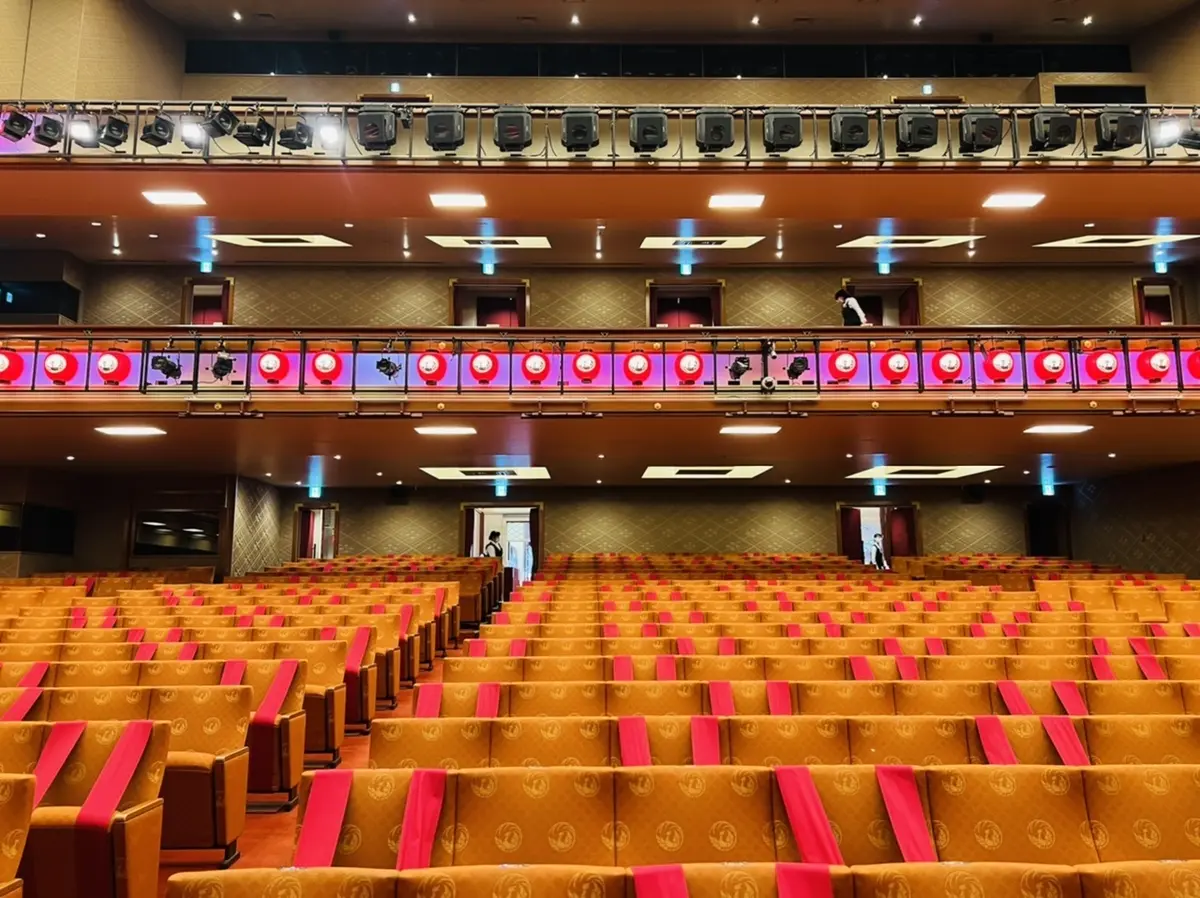 舞台を背にして