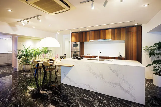 こちらもフルオーダーのキッ チン。