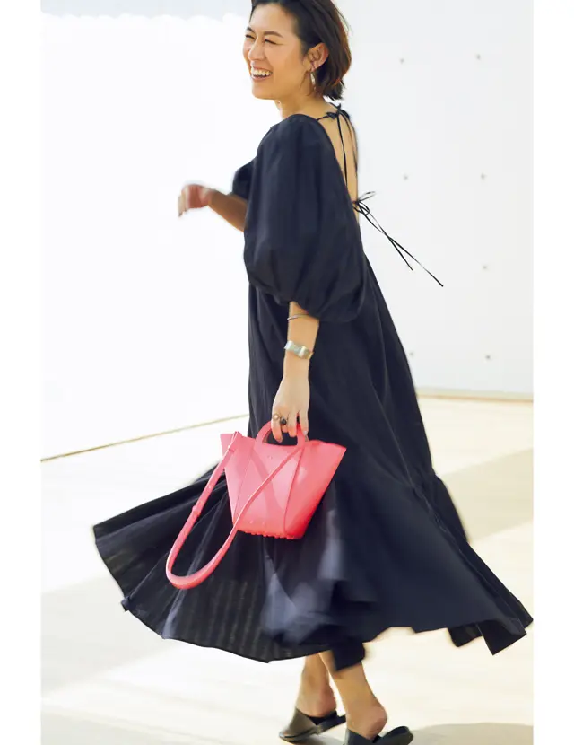 ネオンピンクバッグコーデのスタイリスト 大草直子さん