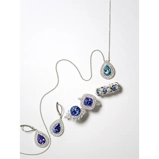 澄んだ空、深い海に抱かれるよう 高みに導いてくれる気高きブルー