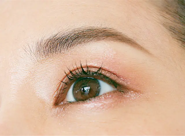 上向きカール＆マスカラ効果で表情豊かなぱっちりまつ毛