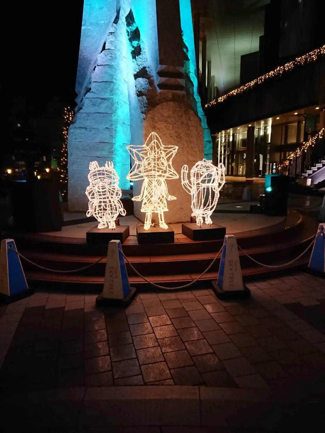 ソラカラちゃんのオブジェもライトアップ