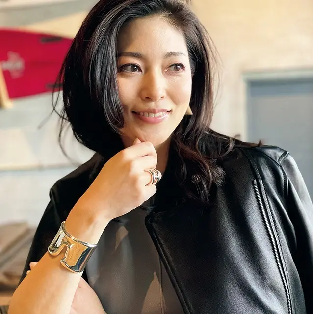 インパクトあるバングルでクールな着こなしに華やぎを