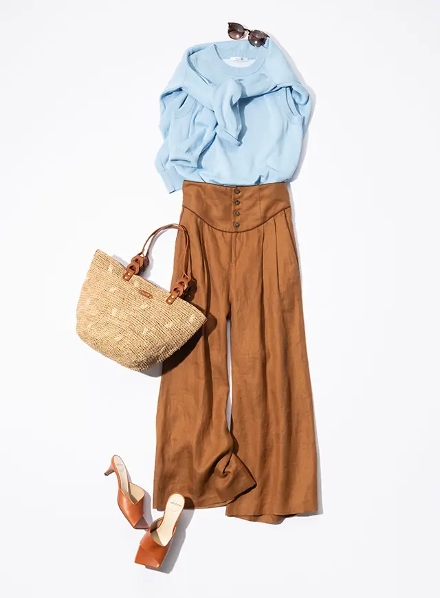 ラフィアとリネンパンツの夏素材をリンク。上品＆涼やかな装いに