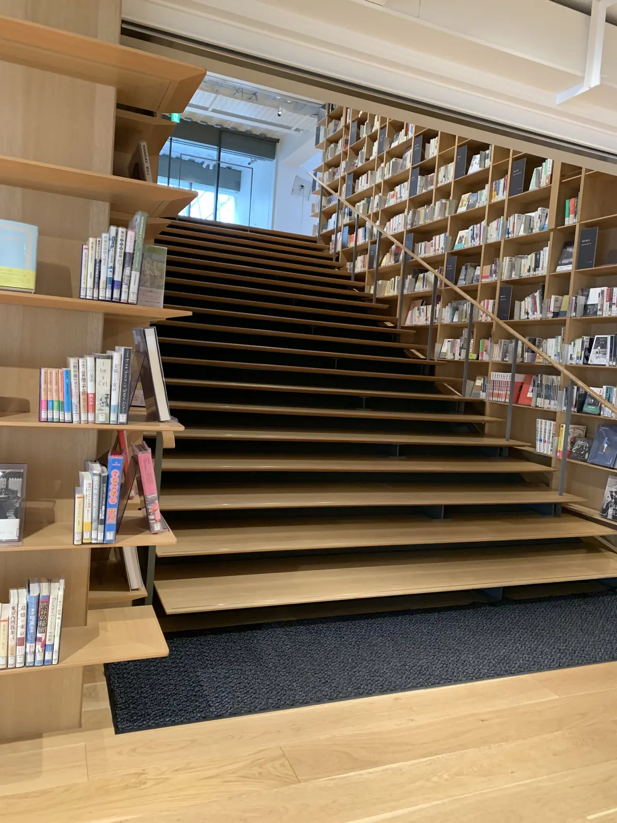 地下1階から1階へ　階段本棚