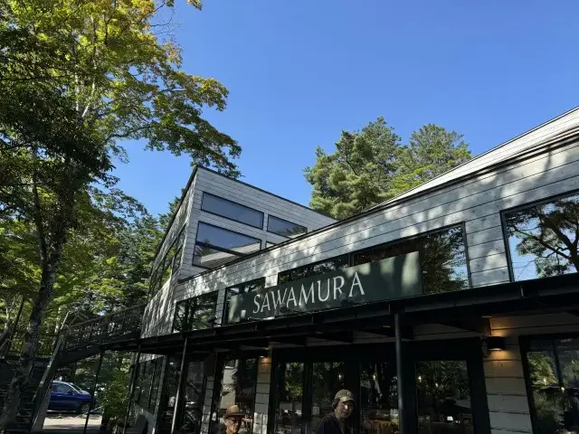 朝一番に訪れたのは「ベーカリー＆レストラン沢村」