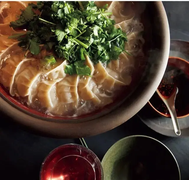 焼き餃子でも水餃子でもないスープ餃子。パクチーは薬味というより具としてたっぷり餃子にからめてがっつり味に。