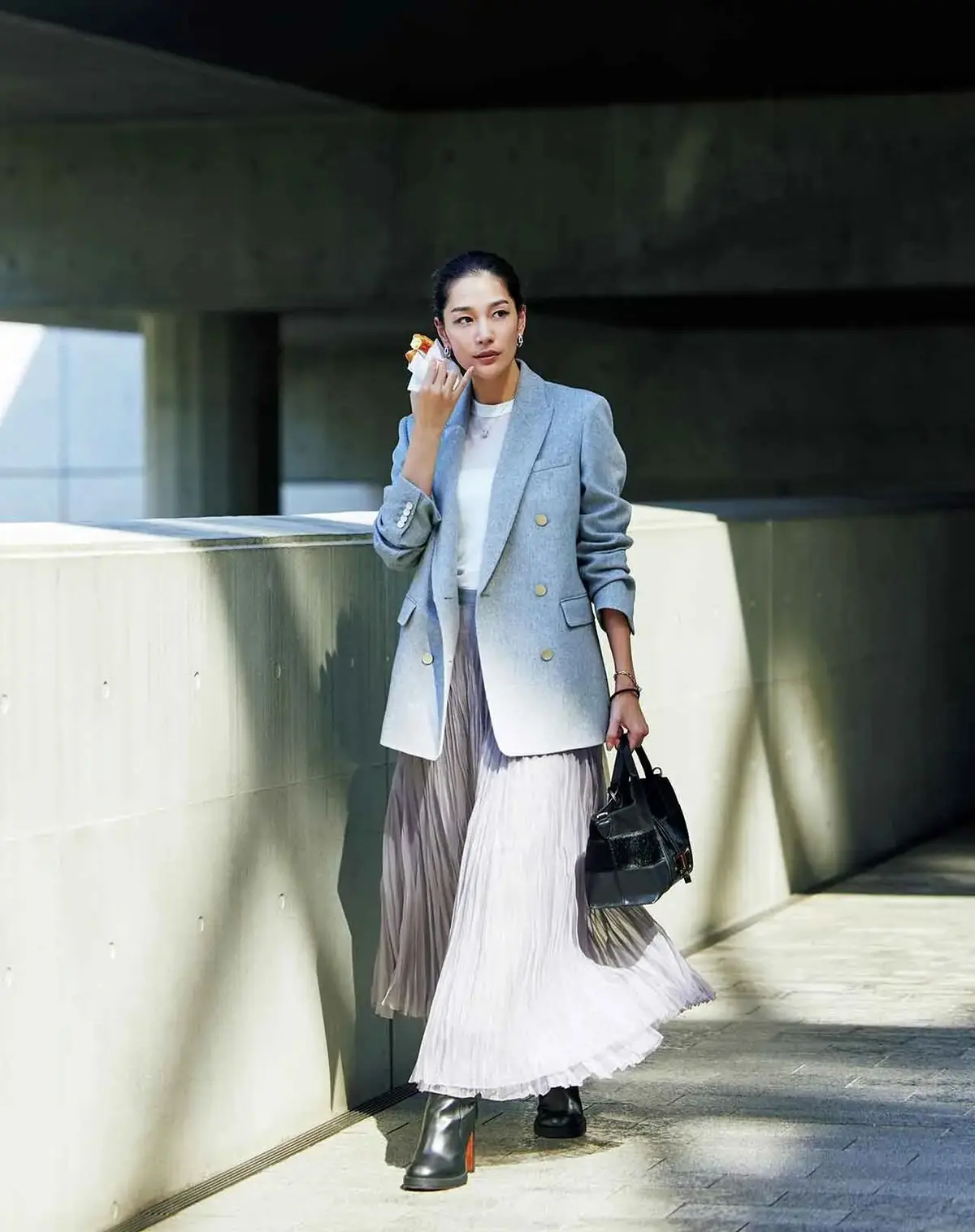 清らかなグレーのスカートがジャケットスタイルを更新