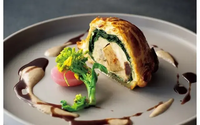 広い土間があり、広大な庭を望む開放感ある茅葺きの離れ「藁の家」