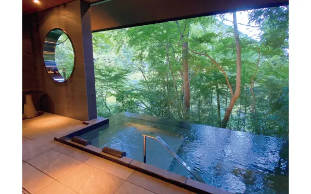 まるで森の中にいるような貸し切り風呂「川音（かわと）の湯」。貸し切り風呂は予約時に1カ所予約できる