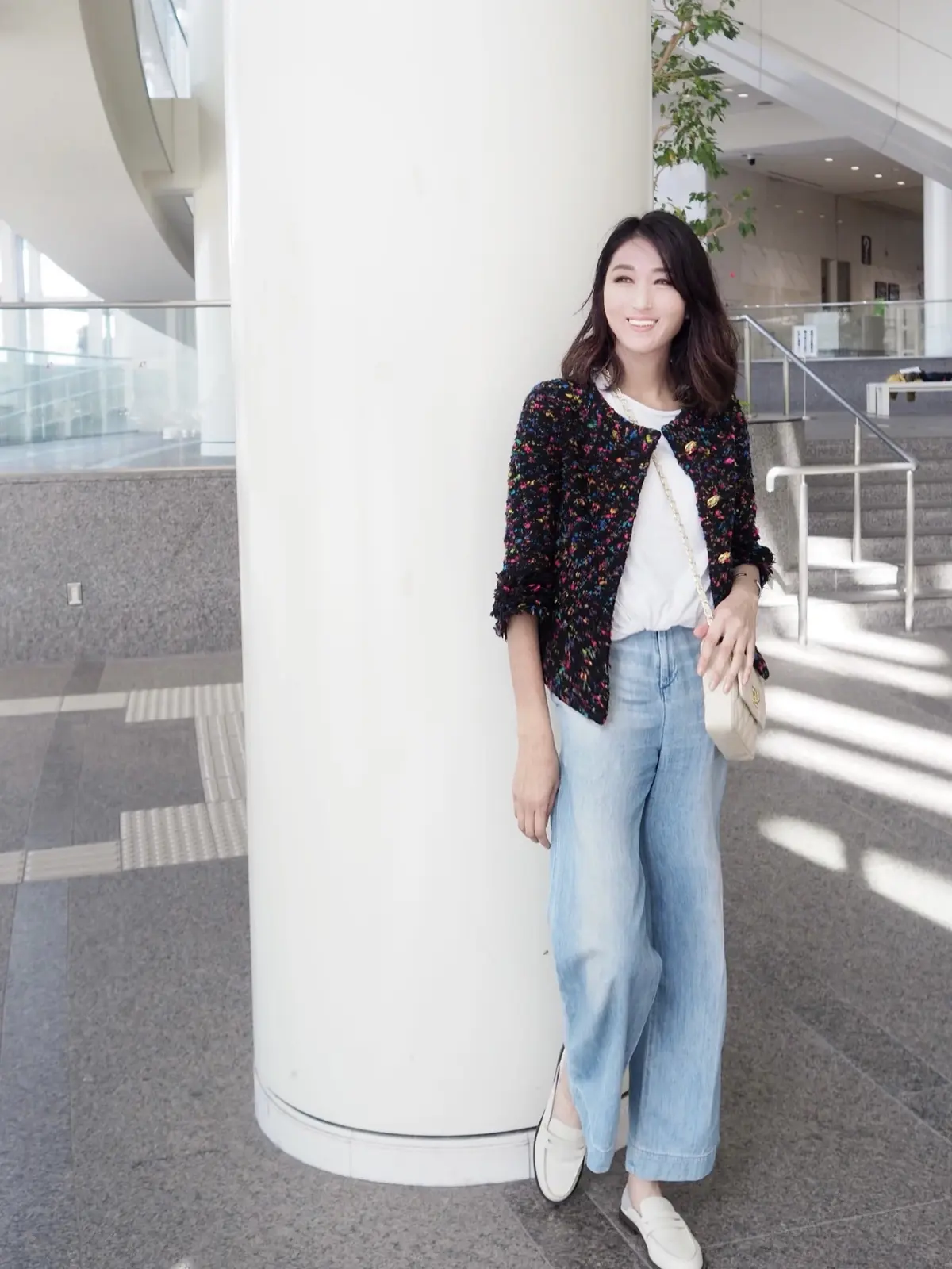 EDWARD ACHOUR PARISのツイードジャケットに、AGのバギージーンズを合わせて大人のカジュアルコーデ。