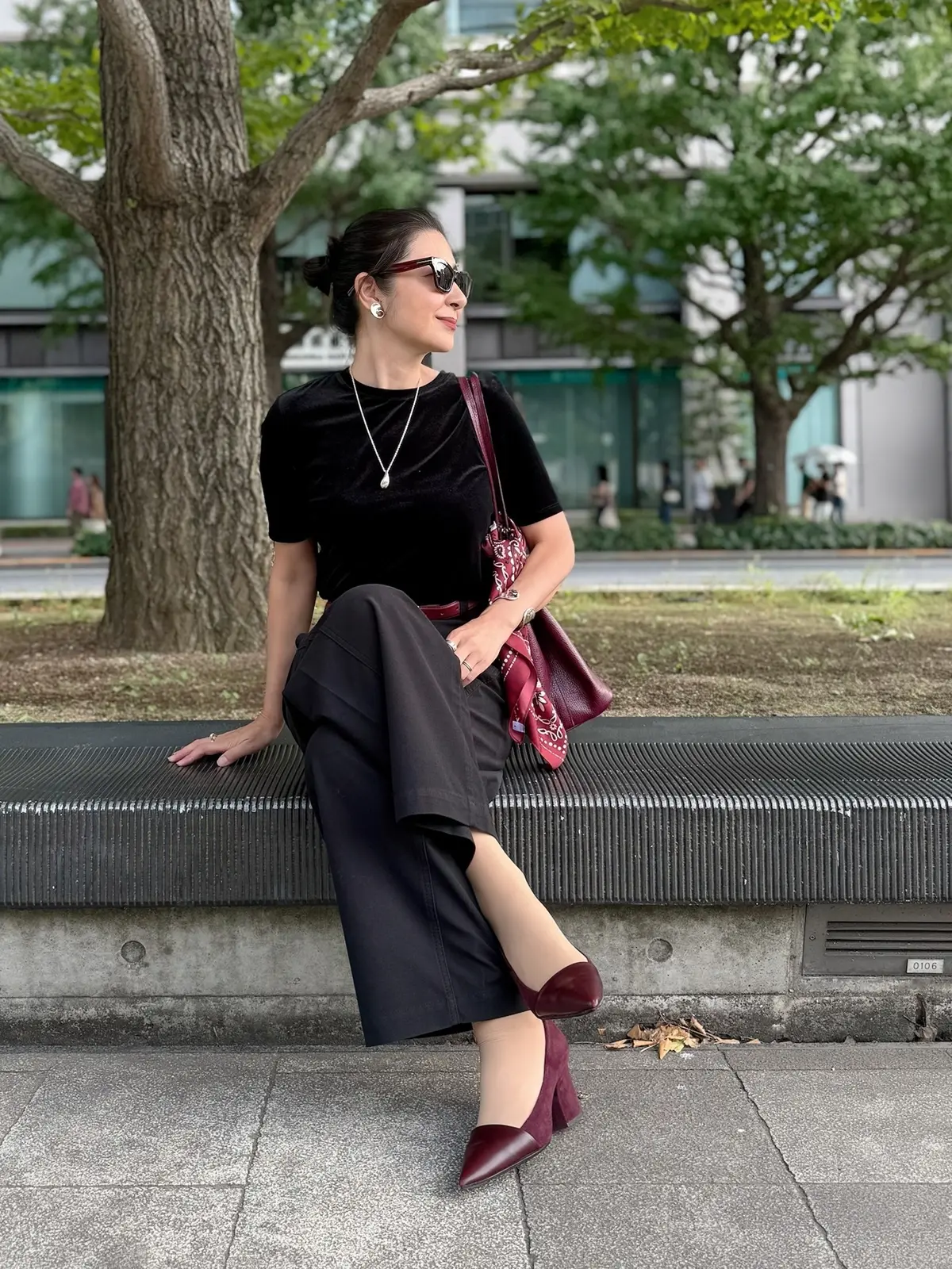 GUベロアTシャツ　黒Tシャツ　秋コーデ　ユニクロバレルレッグパンツ　ボルドー色ベルト　ボルドー色バッグ　ボルドー色パンプス