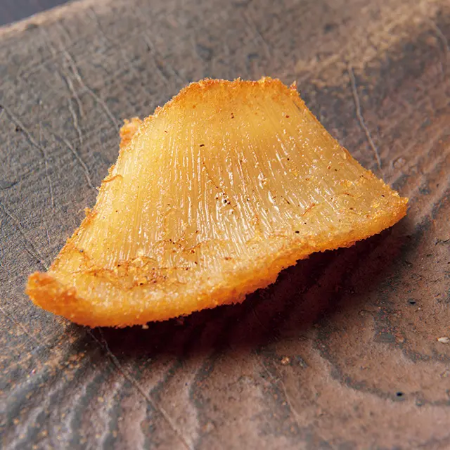 「フカヒレ」は、しょうゆと酒、水で炊いたシンプルな味わいと、衣の食感が調和。天つゆとともに