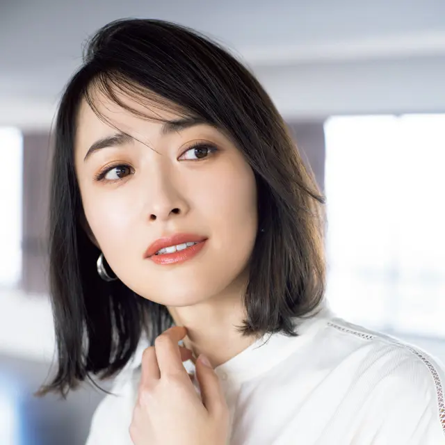 分け目を変えるだけでトップに華やかな立体感が