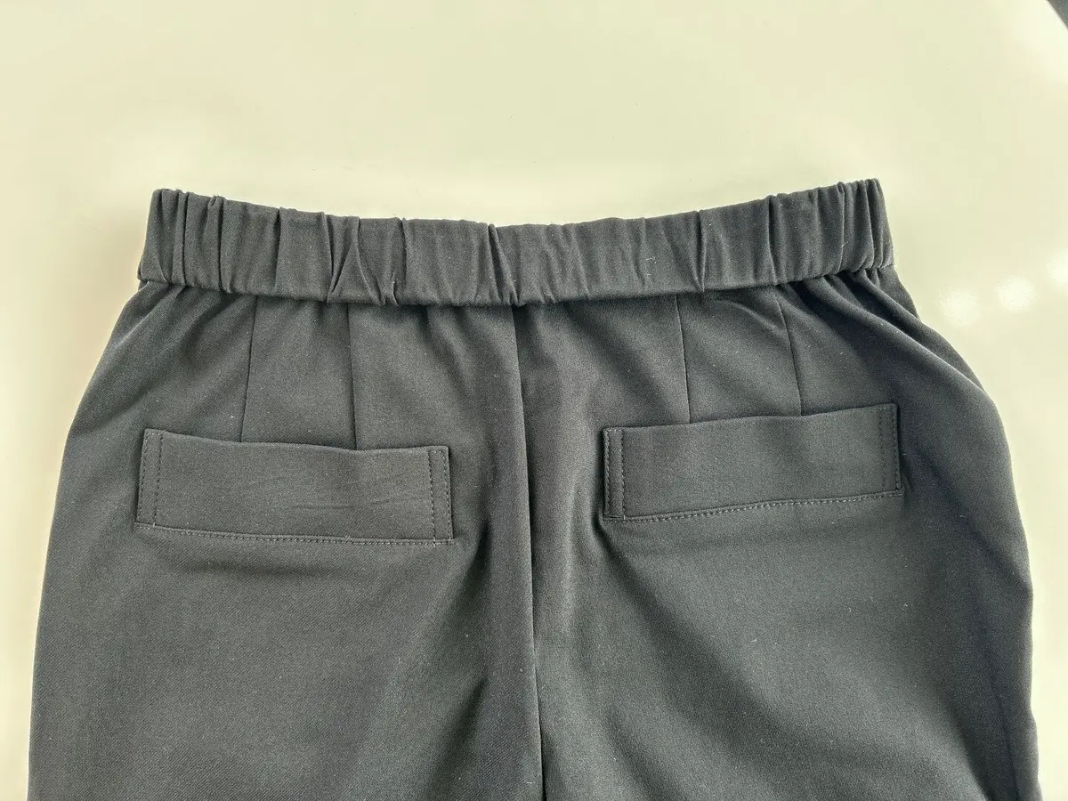 ベルメゾン 座（tHE）パンツ・黒　後ろポケット