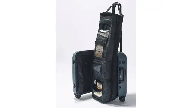 シェルフを持ち手にかければ省スペースで自前のクロゼットが完成